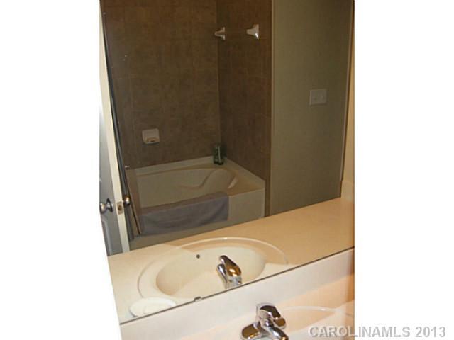 1000 East Woodlawn Road, Unit 413 Charlotte, NC 28209 - Photo 8 of 15