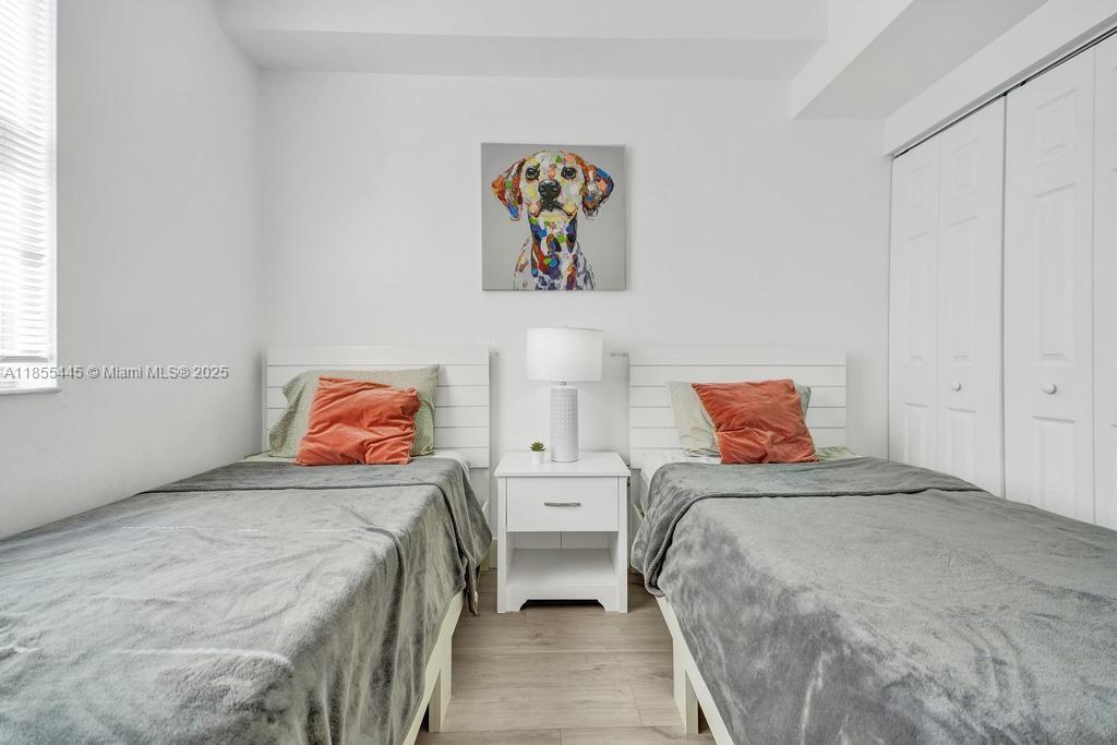 17100 North Bay Road, Unit 1511 Sunny Isles Beach, FL 33160 - Photo 57 of 71 a bedroom with a bed and a painting on the wall