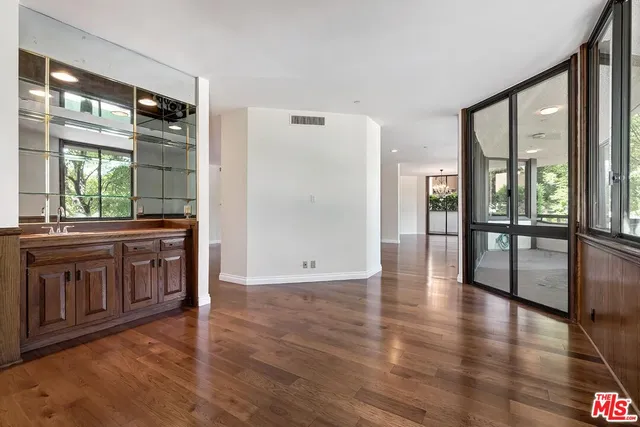 $1,595,000 | 300 North Swall Drive, Unit 106, Beverly Hills, CA 90211
