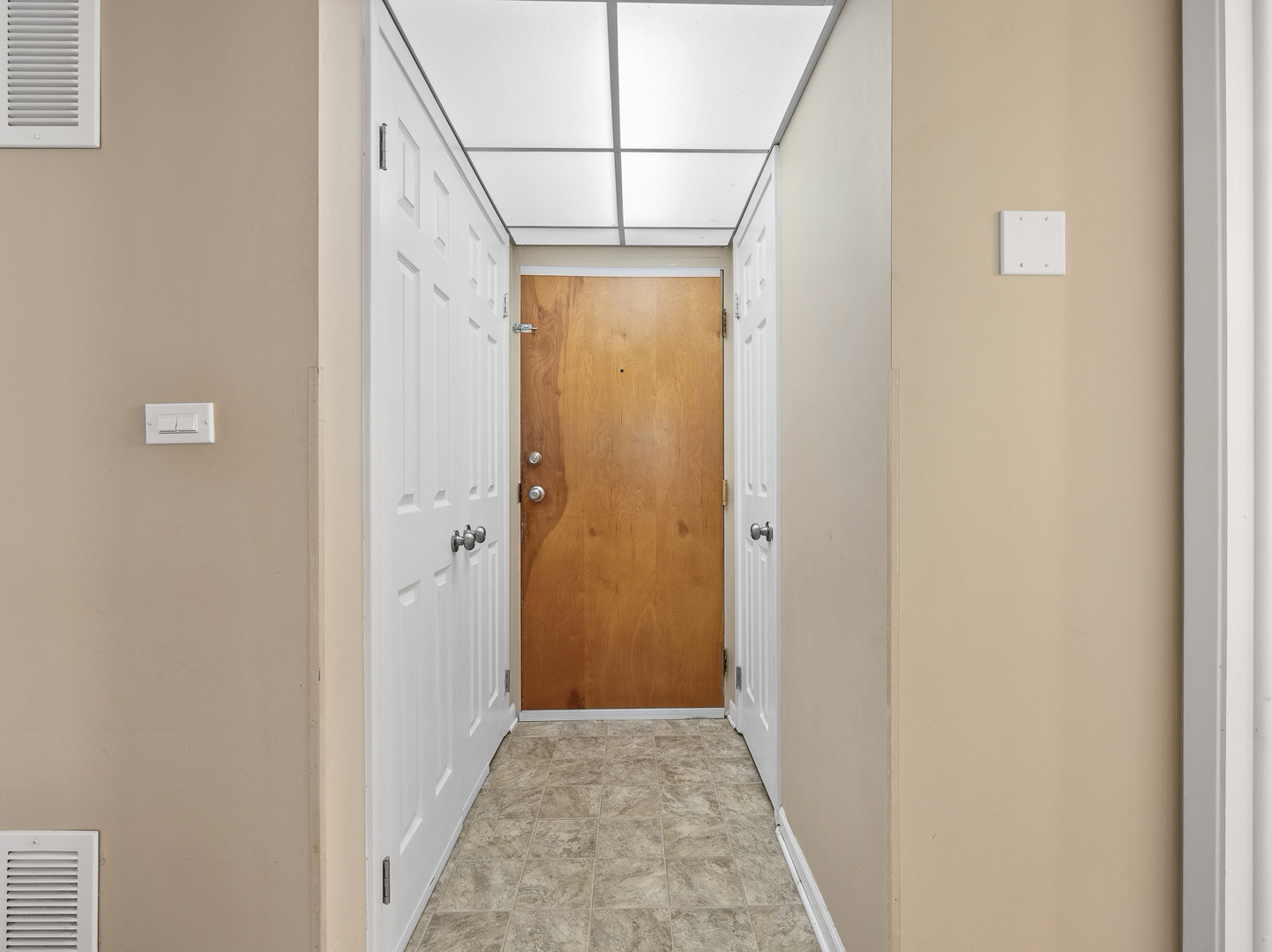 5540 Walnut Avenue, Unit 33A Downers Grove, IL 60515 - Photo 12 of 25 a view of a hallway