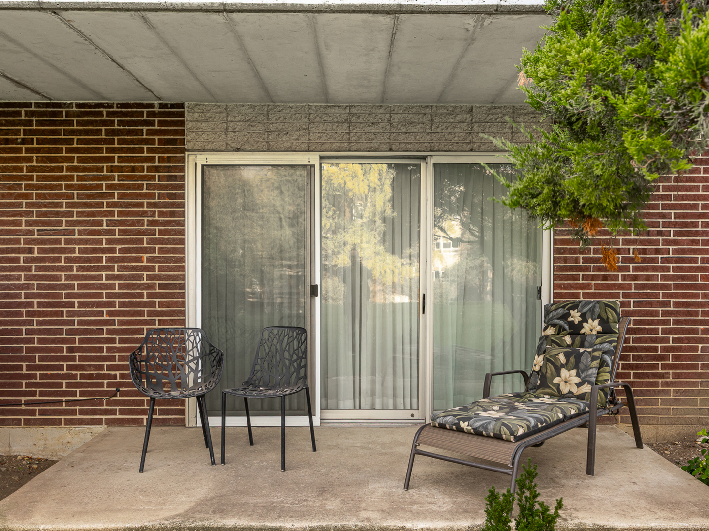5540 Walnut Avenue, Unit 33A Downers Grove, IL 60515 - Photo 13 of 25 a outdoor living space with furniture