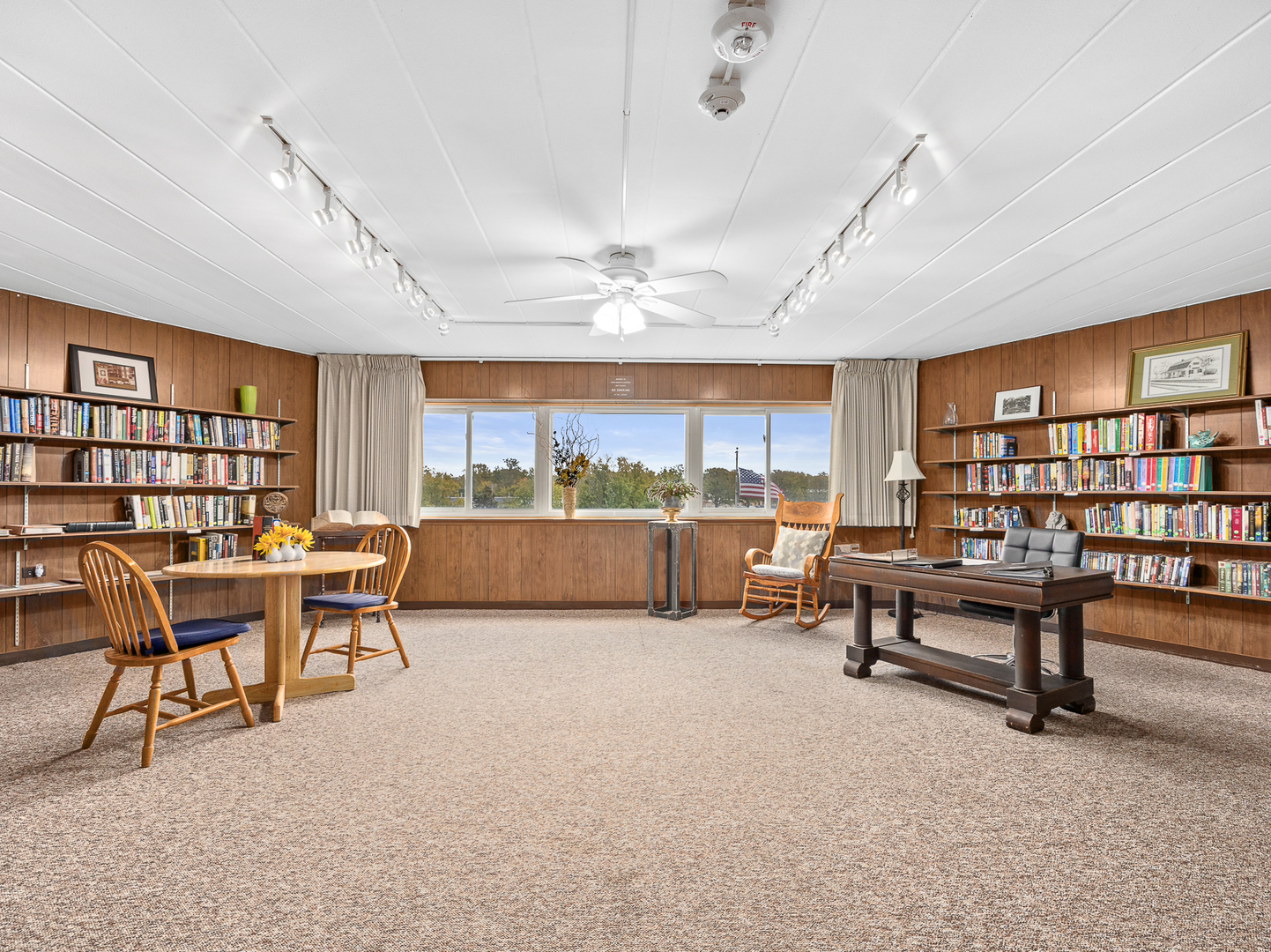5540 Walnut Avenue, Unit 33A Downers Grove, IL 60515 - Photo 19 of 25 a view of a livingroom with furniture and a table