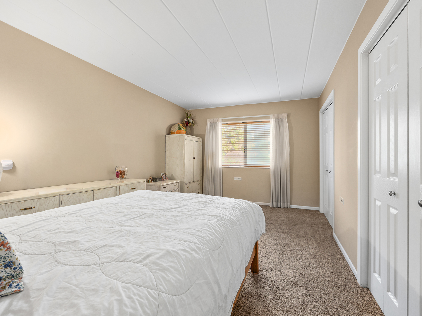 5540 Walnut Avenue, Unit 33A Downers Grove, IL 60515 - Photo 9 of 25 a spacious bedroom with a bed and a window