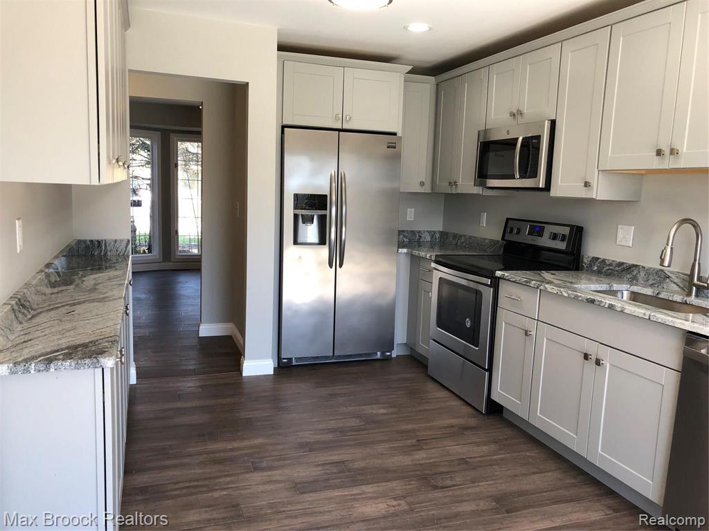 6455 Noble Road West Bloomfield, MI 48322 - Photo 6 of 44