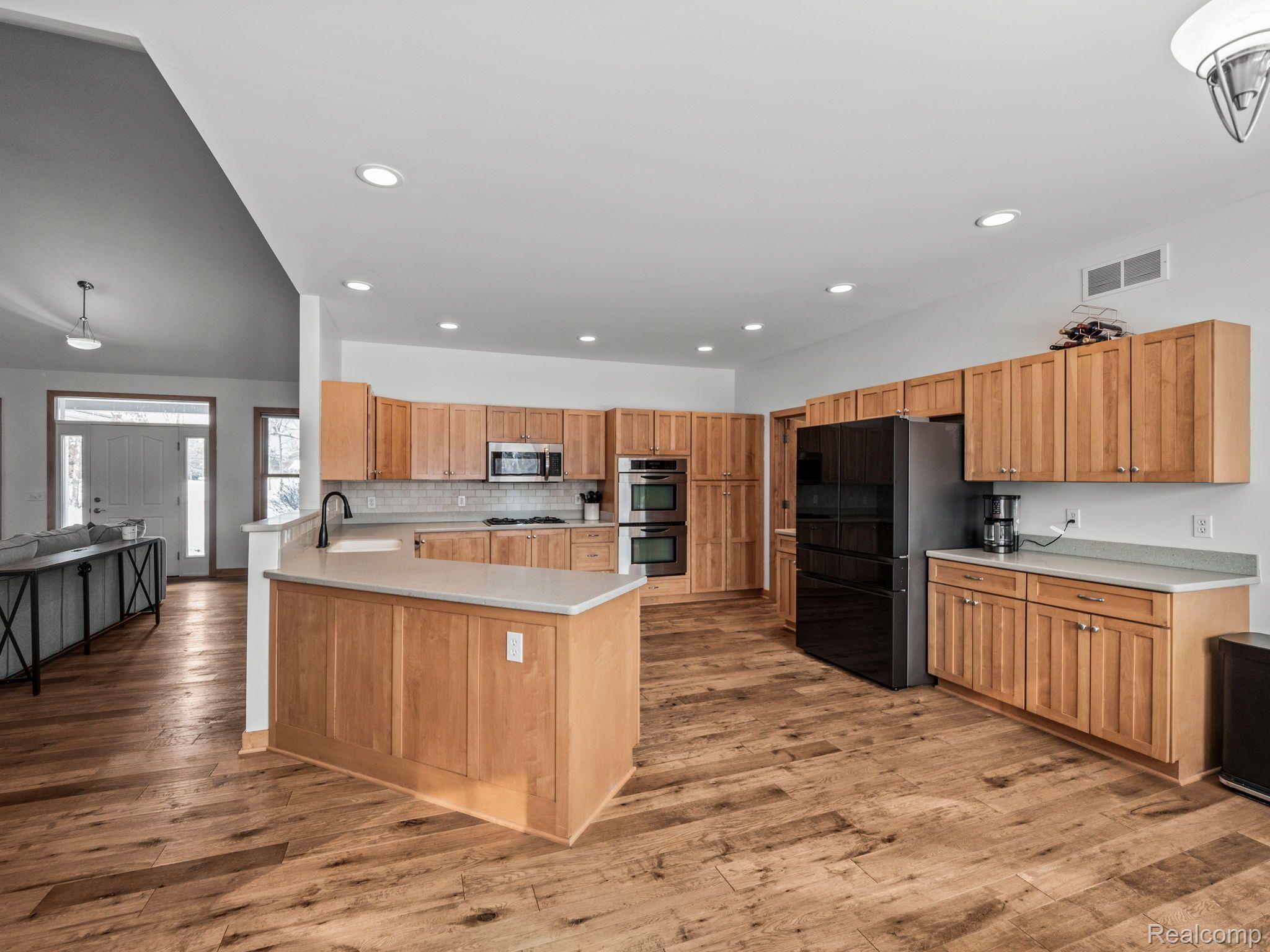 1799 West Barron Road Howell, MI 48855 - Photo 8 of 40 Spacious kitchen w/ stainless steel appiances