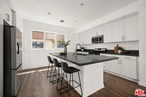 $1,300,000 | 2930 Rowena Avenue, Unit 2, Los Angeles, CA 90039