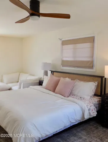 a close up view of a washer and dryer