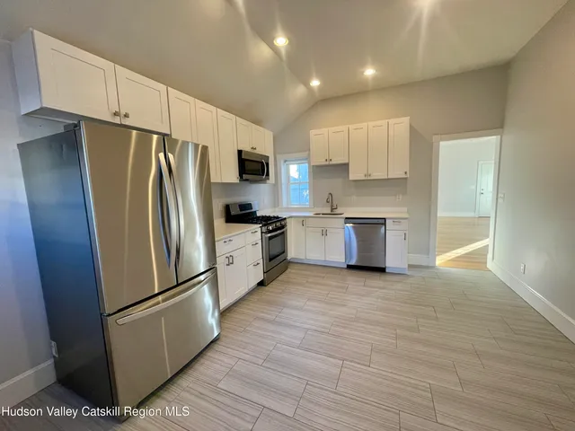 $2,650 | 534-536 Columbia Street, Unit 2, Hudson, NY 12534