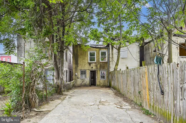 a view of a fountain in front of a house