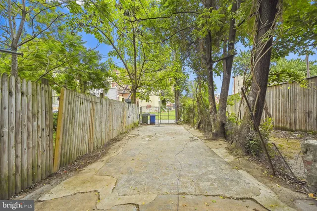 a view of a back yard of the building
