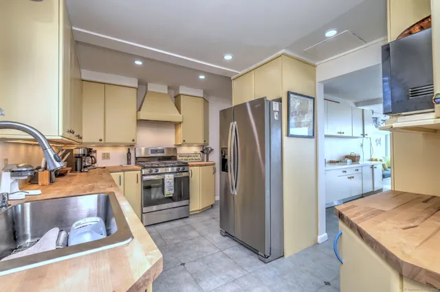 $699,000 | 4 Cambridge Court, East Haven, CT 06512