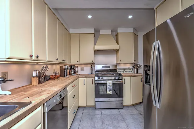 $699,000 | 4 Cambridge Court, East Haven, CT 06512