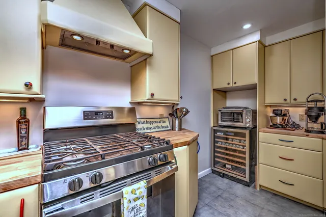 $699,000 | 4 Cambridge Court, East Haven, CT 06512