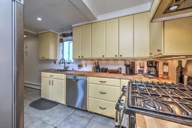 $699,000 | 4 Cambridge Court, East Haven, CT 06512