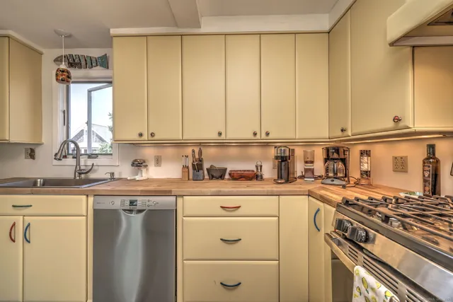 $699,000 | 4 Cambridge Court, East Haven, CT 06512