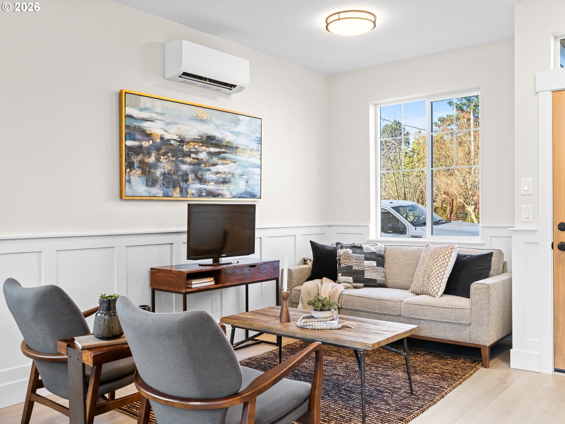 7460 North Polk Avenue Portland, OR 97203 - Photo 4 of 25 a work room with furniture and a window