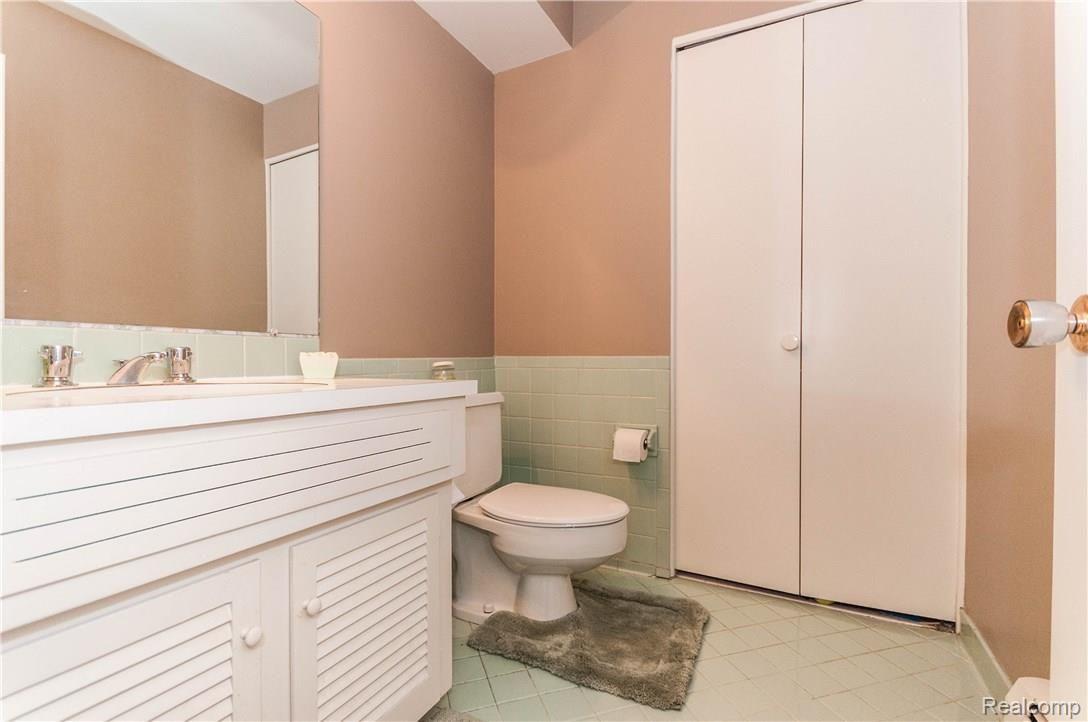 4049 West Maple Road, Unit 103 Bloomfield Hills, MI 48301 - Photo 10 of 17 Maple-1.jpg