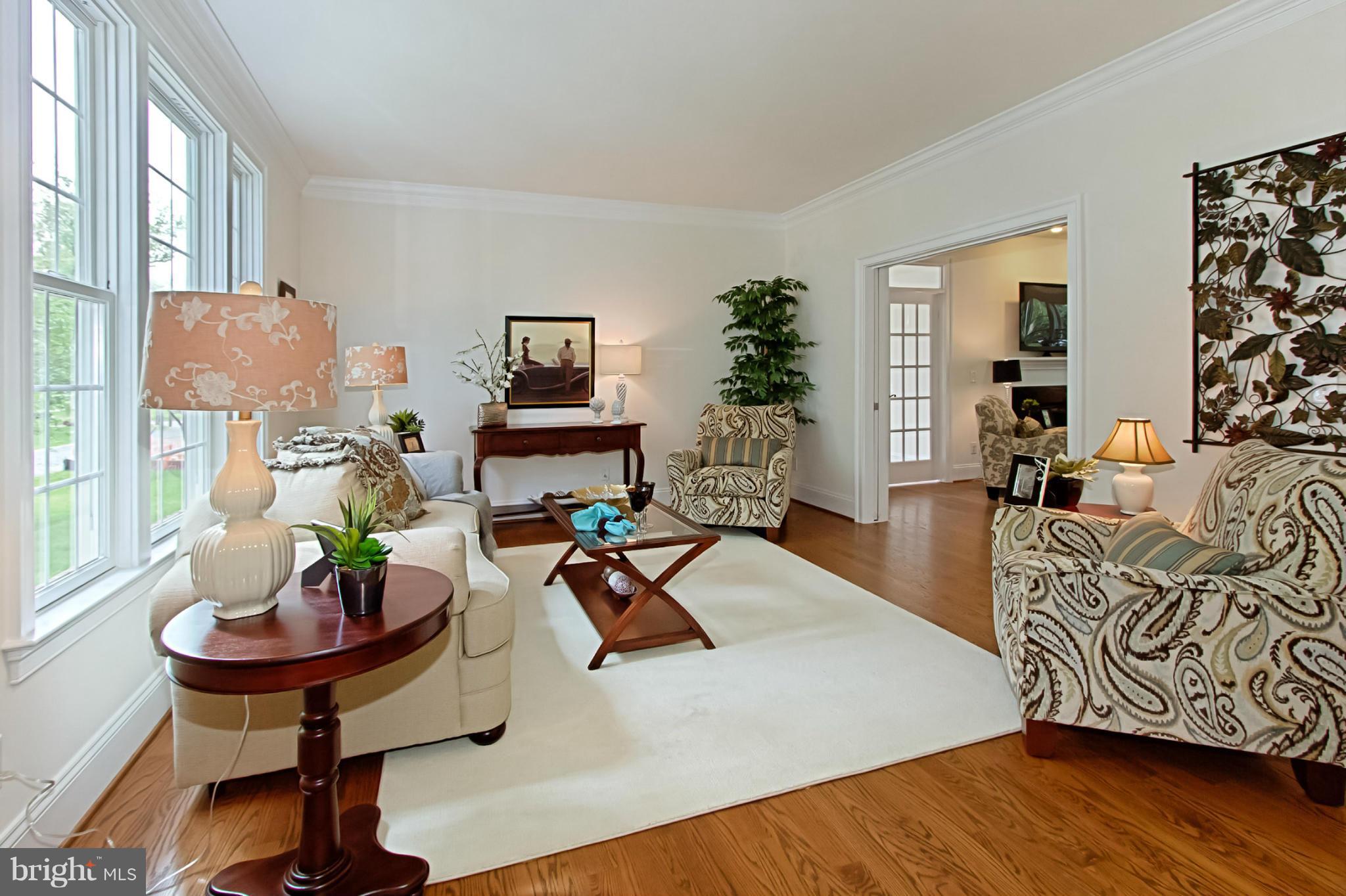 2728 Chain Bridge Road Vienna, VA 22181 - Photo 5 of 30 Living Room
