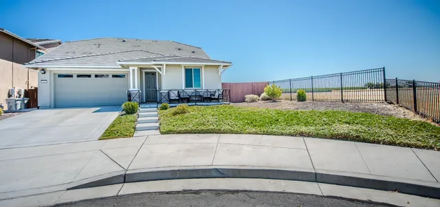 a view of a house with backyard and porch
