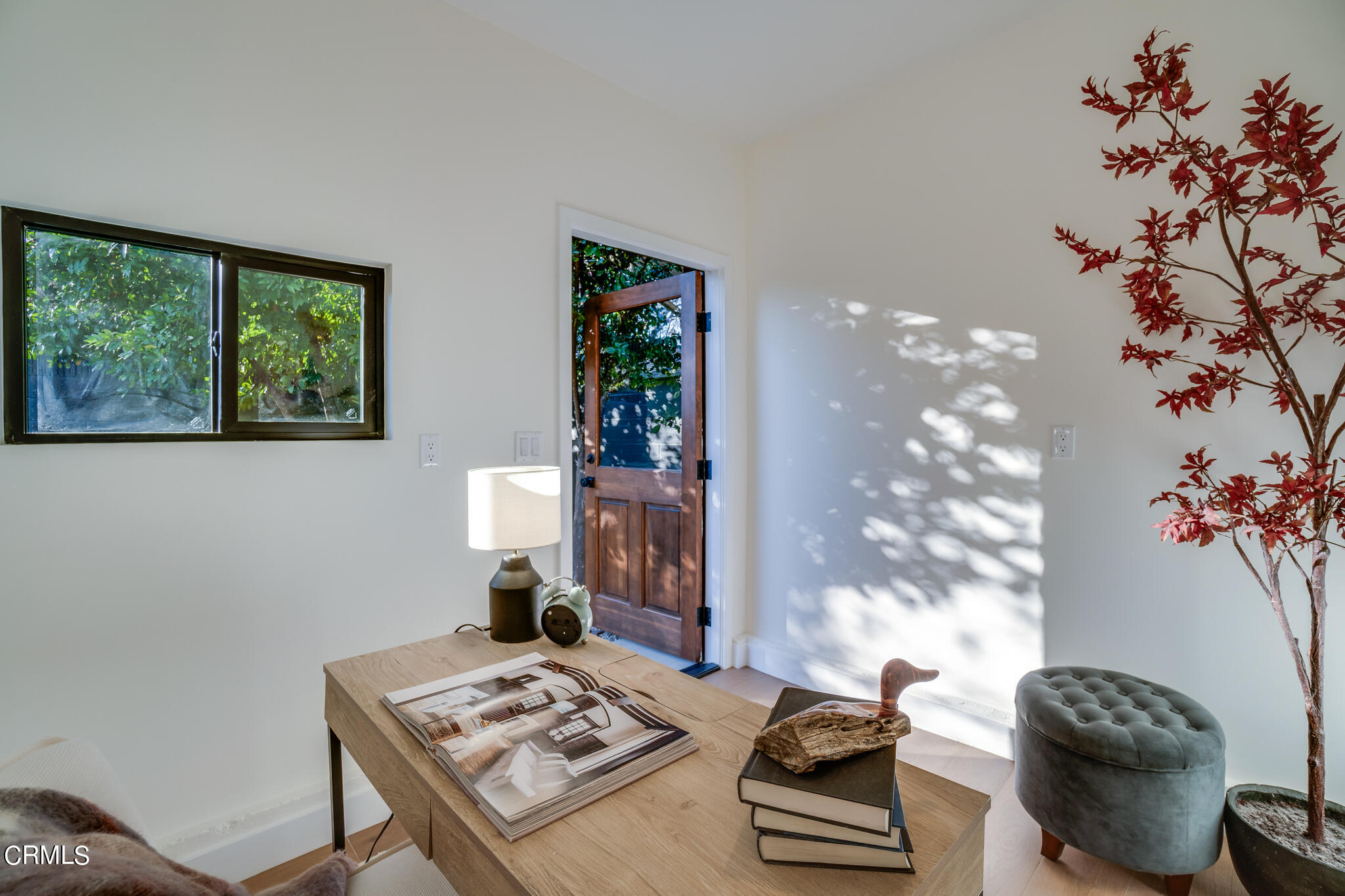 2425 Cooley Place Pasadena, CA 91104 - Photo 55 of 74 a living room with furniture and a potted plant