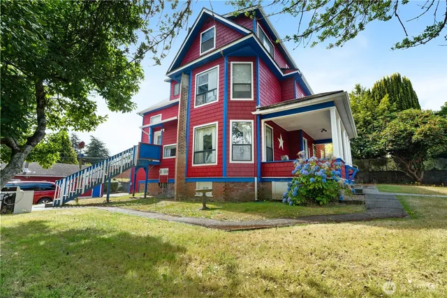 a view of multiple houses with a yard and plants
