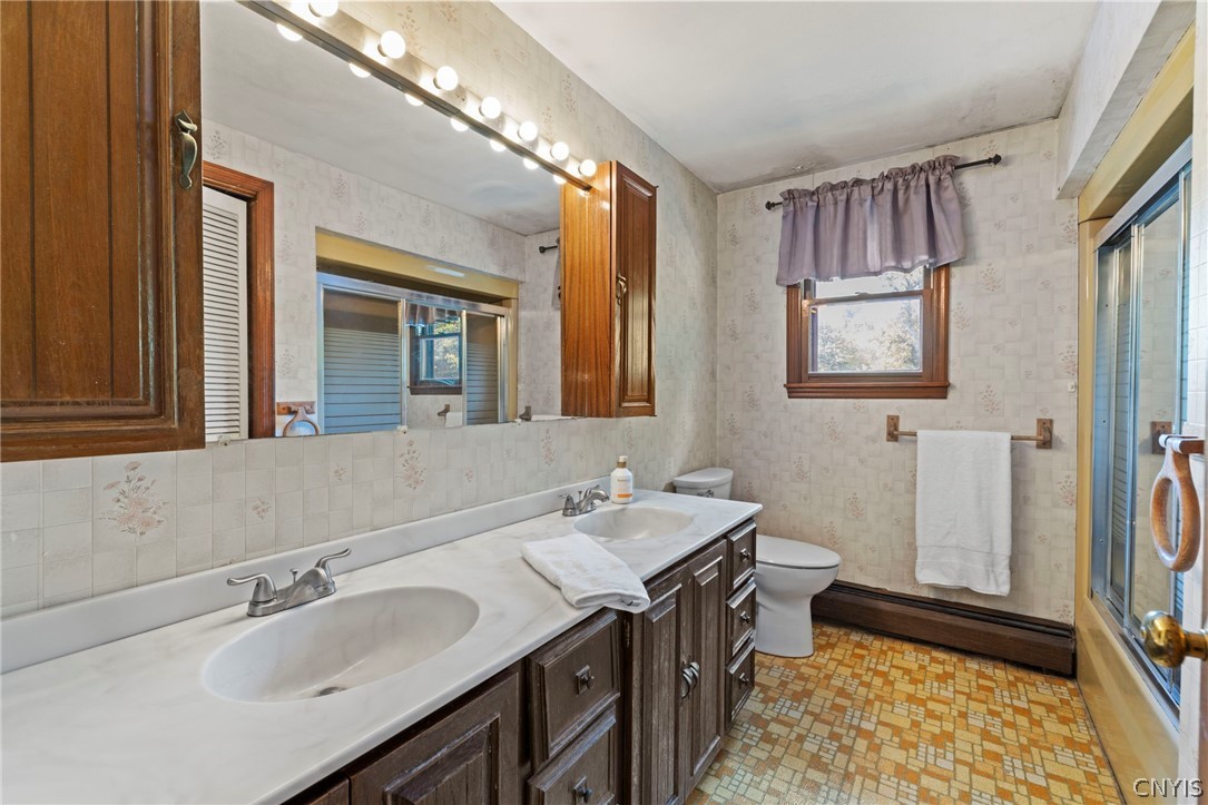 2170 Bitters Road Camillus, NY 13031 - Photo 25 of 47 Second floor full bath with dual vanities, tub and