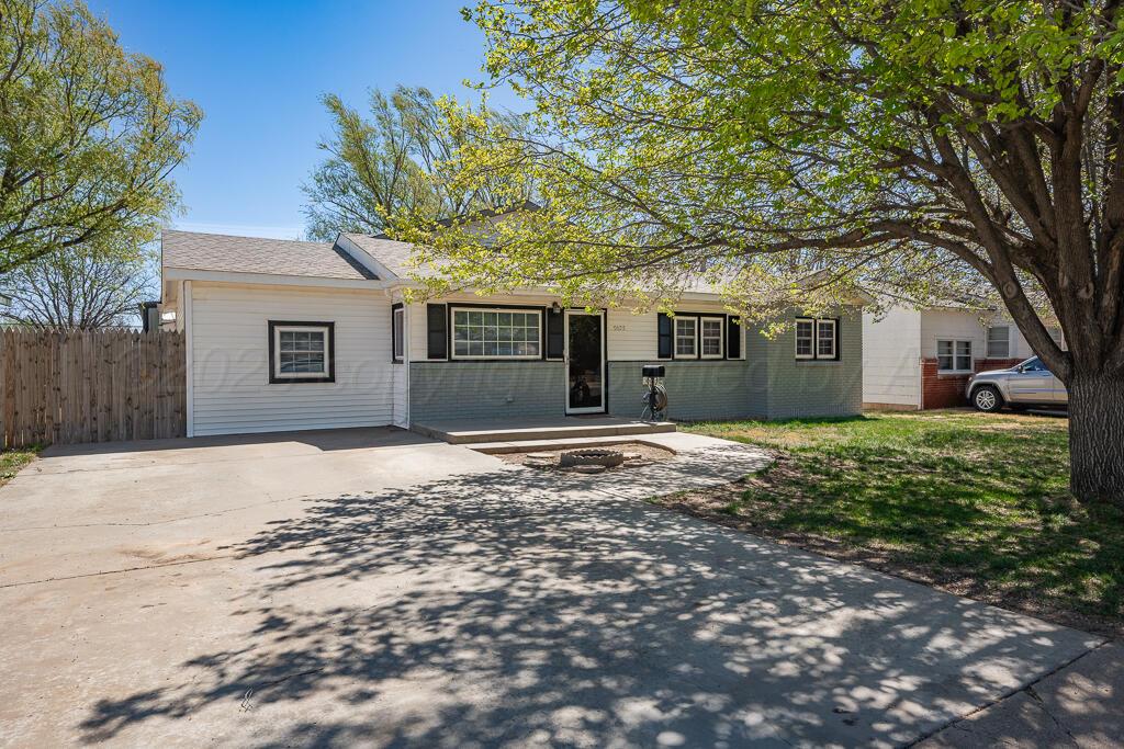5025 South Crockett Street Amarillo, TX 79110 - Photo 9 of 30 a backyard of a house