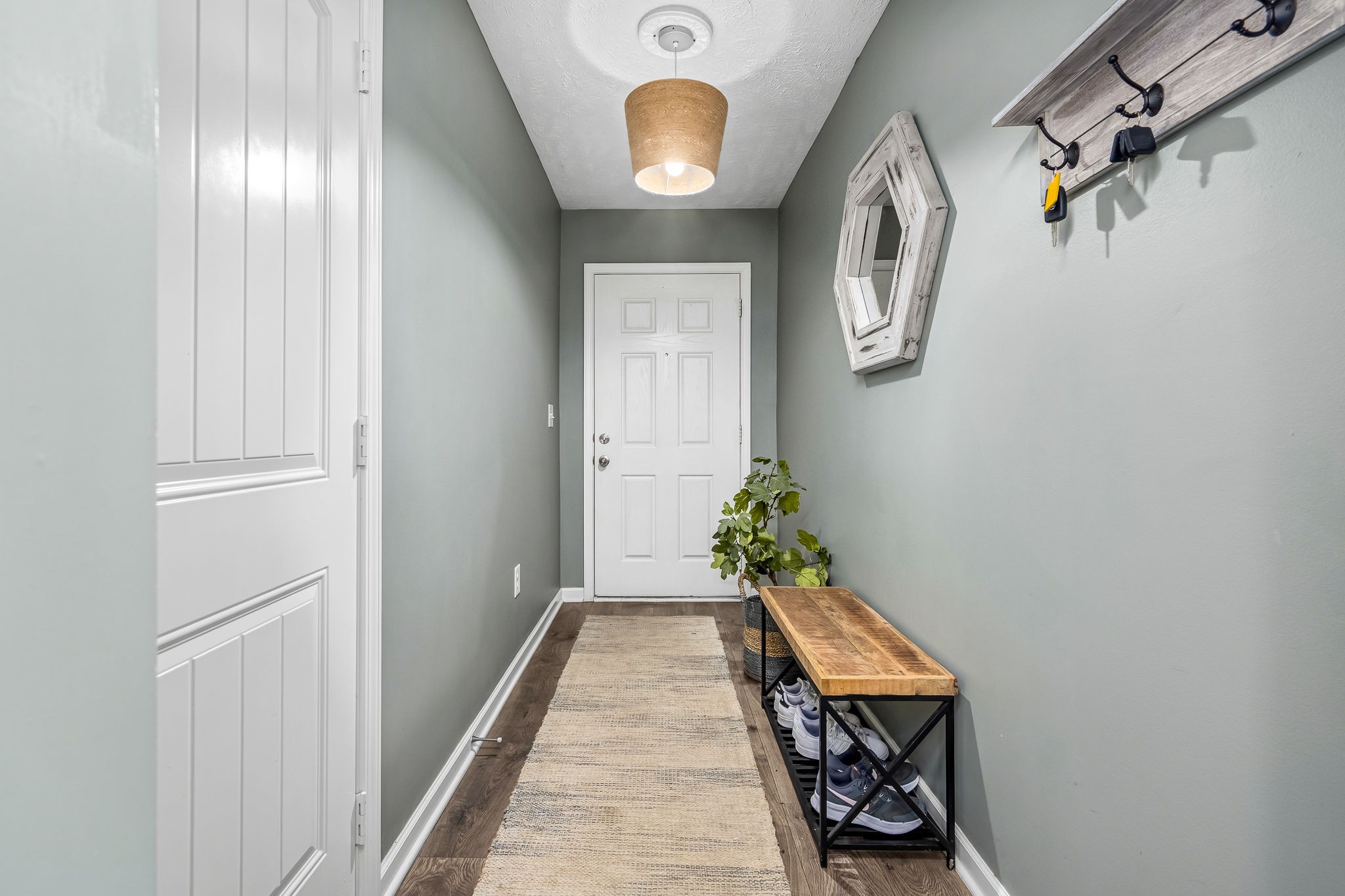 4720 Chelanie Circle Murfreesboro, TN 37129 - Photo 5 of 31 a room with table and flowerpot