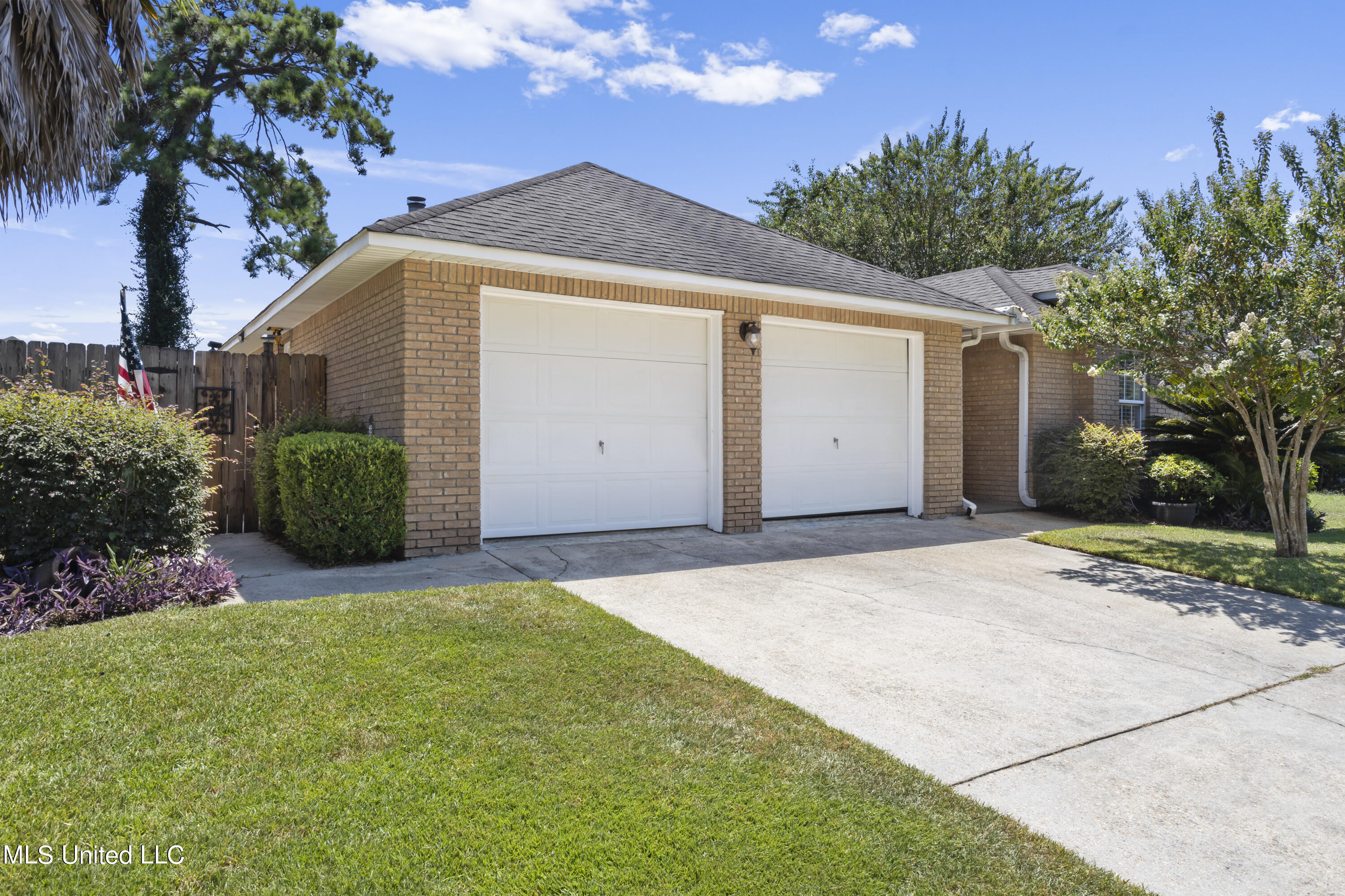979 Bluff Ridge Biloxi, MS 39532 - Photo 2 of 21 002