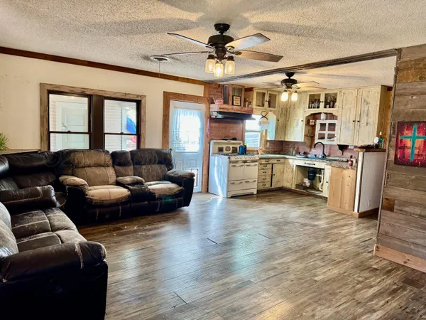 $159,000 | 811 Bungalow Avenue, Canadian, TX 79014