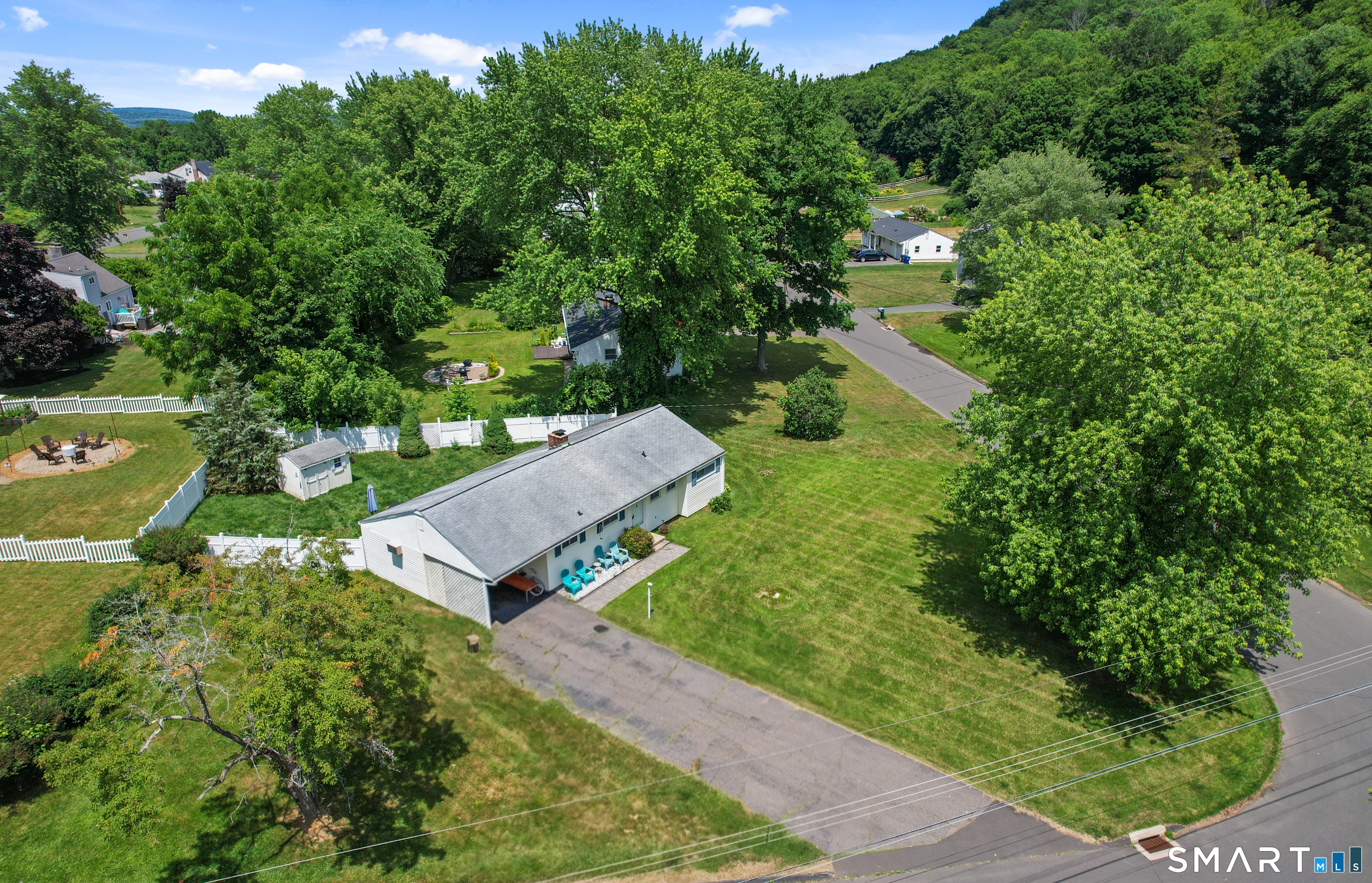 47 Hayes Road Simsbury, CT 06081 - Photo 4 of 31