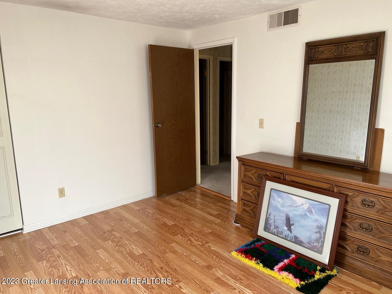 3025 Norwich Road Lansing, MI 48911 - Photo 11 of 27 IMG_2093
