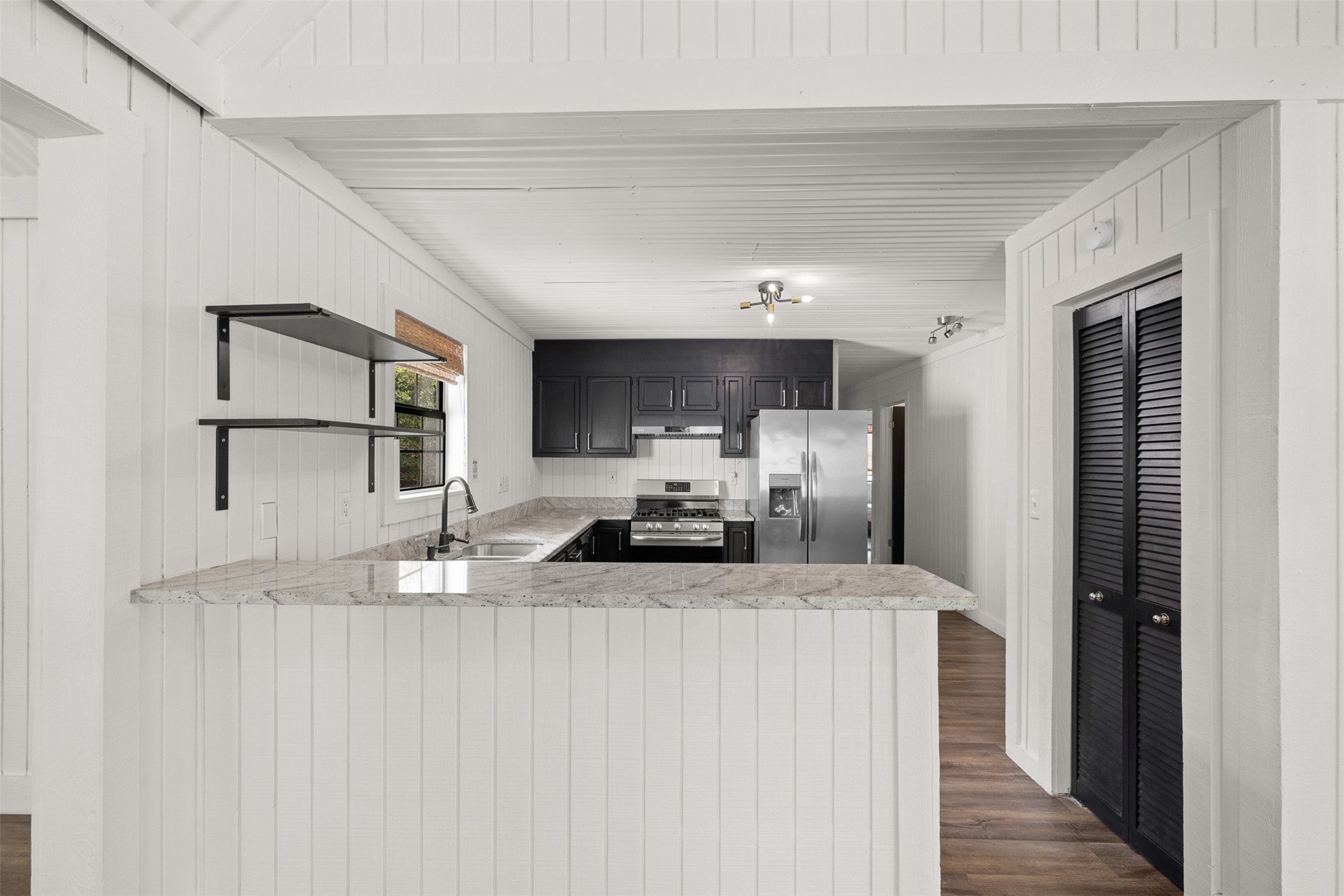 6811 Mockingbird Road Flatonia, TX 78941 - Photo 11 of 44 View into Kitchen