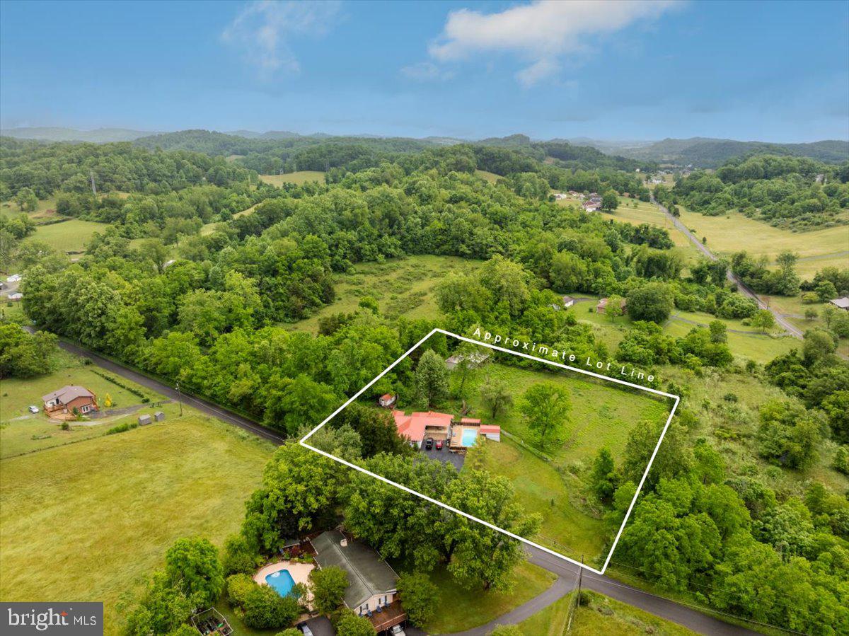 11419 Oak Grove Road Bristol, VA 24202 - Photo 27 of 36 a view of a tennis court