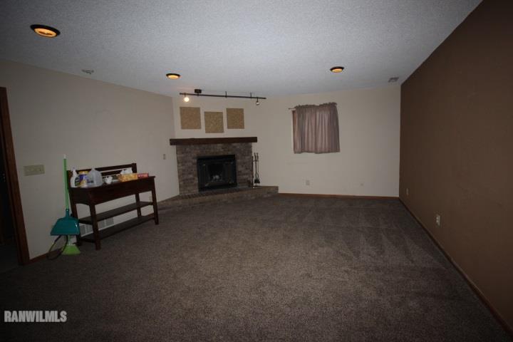 1915 Bedford Road Freeport, IL 61032 - Photo 17 of 18 Gallery Image 17