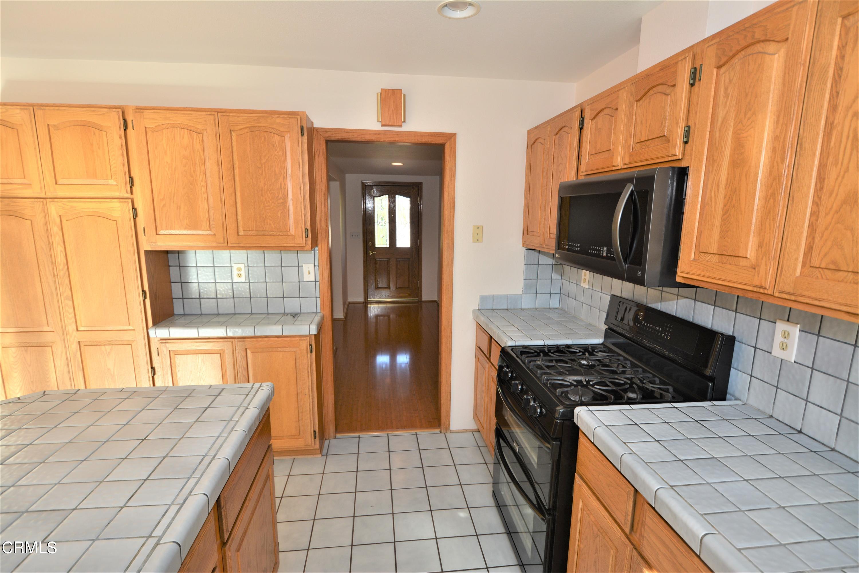 3252 Radcliffe Road Thousand Oaks, CA 91360 - Photo 11 of 31 a kitchen with granite countertop a stove a sink and a refrigerator