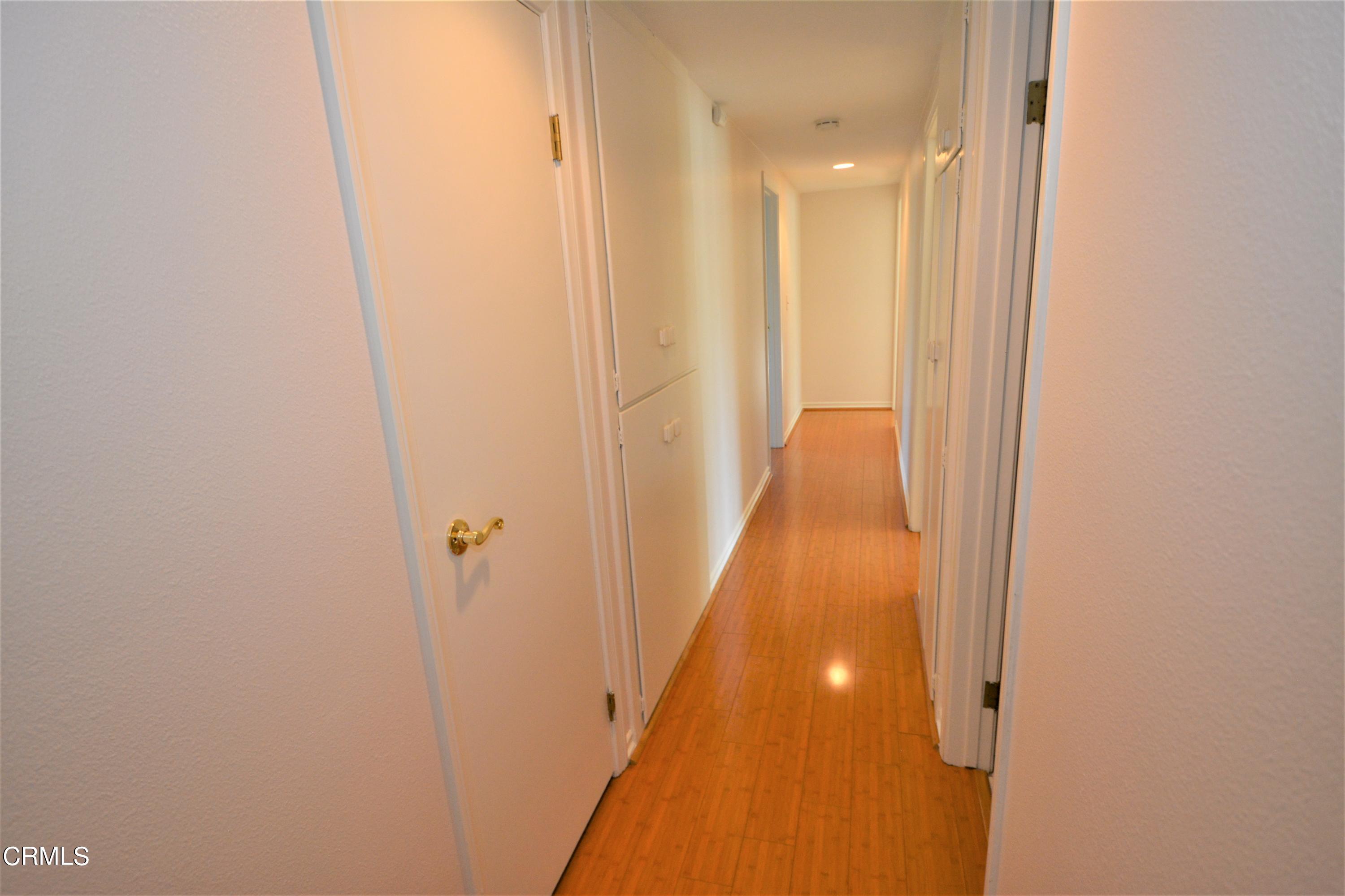 3252 Radcliffe Road Thousand Oaks, CA 91360 - Photo 15 of 31 a view of a hallway with lamp