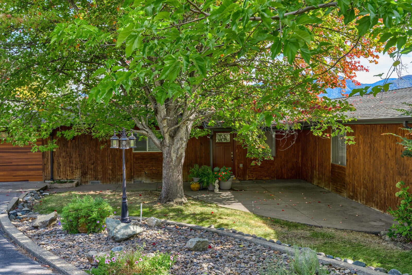 221 Larkin Road Grants Pass, OR 97527 - Photo 2 of 43 03_LR_3_mls