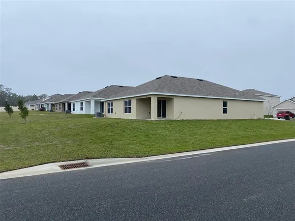 a view of an house with backyard and garden