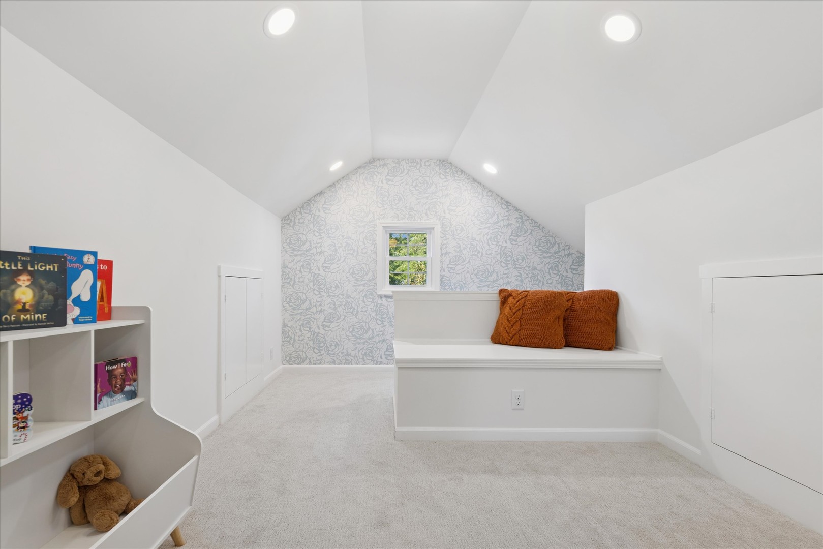 418 West Franklin Street Wheaton, IL 60187 - Photo 28 of 35 a room with a baby crib and a couch