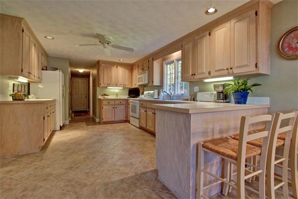 8 Ridge Road Hopkinton, MA 01748 - Photo 4 of 30 Gallery Image 4
