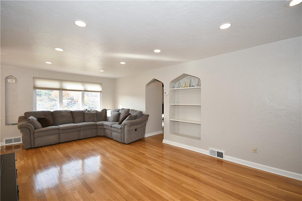 4785 Rolling Hills Road Pittsburgh, PA 15236 - Photo 4 of 25 Gallery Image 4