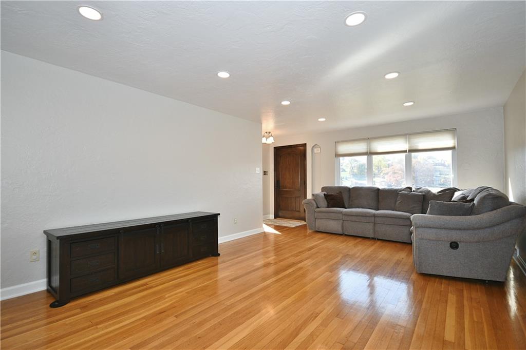 4785 Rolling Hills Road Pittsburgh, PA 15236 - Photo 5 of 25 Gallery Image 5