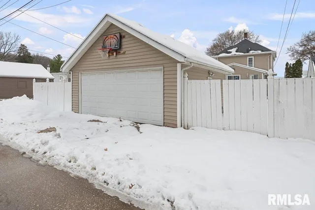 $184,900 | 236 43rd Street, Moline, IL 61265