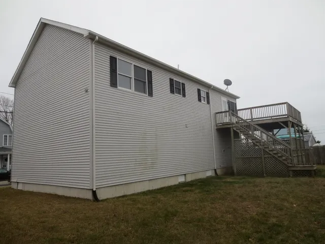 a view of a house with backyard