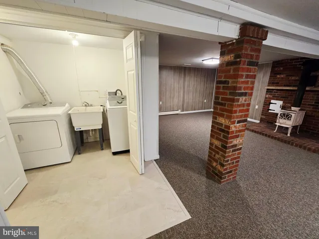 a view of front of a house with a yard