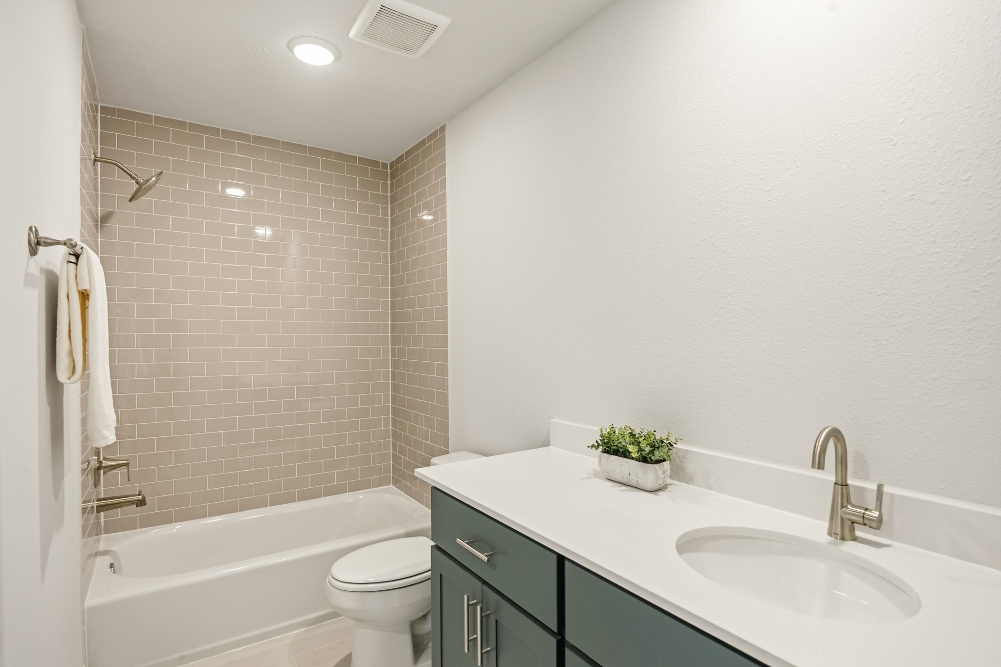 4317 Roseland Street, Unit B Houston, TX 77006 - Photo 28 of 29 The en suite bathroom charms, radiating a serene ambiance that beautifully complements its tub/shower combo.