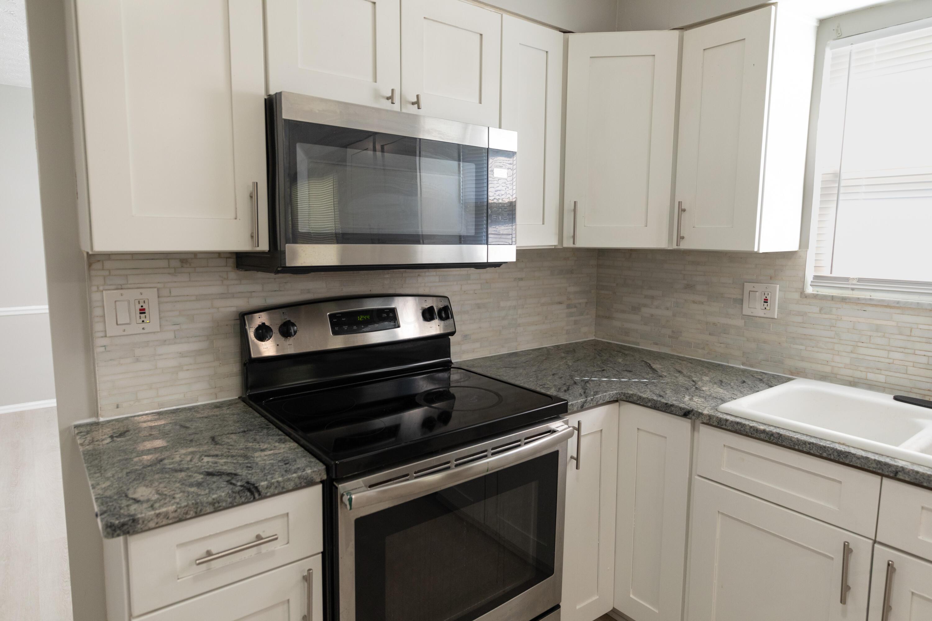 2114 Baldwin Road Reynoldsburg, OH 43068 - Photo 5 of 34 Kitchen
