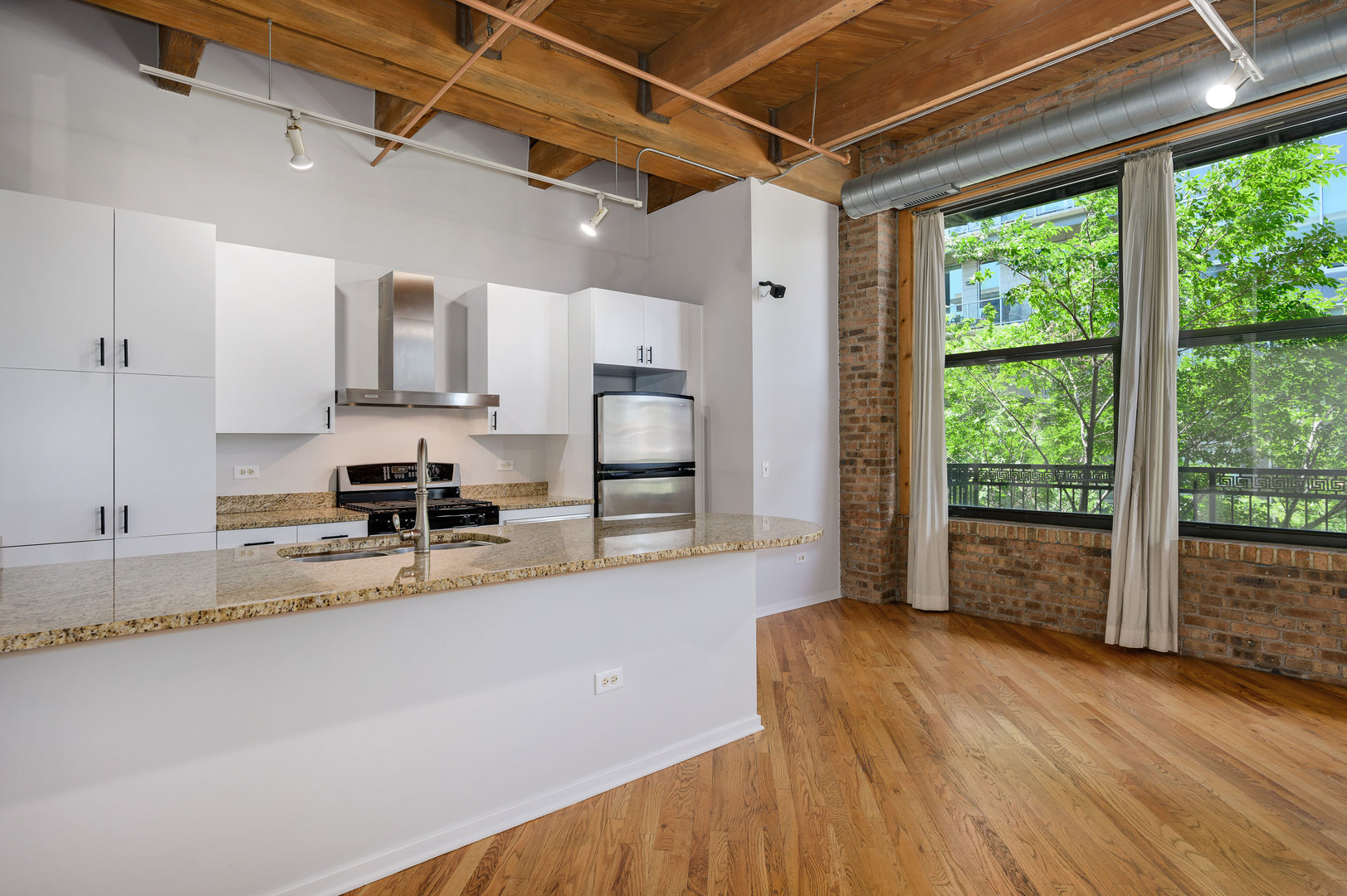 1040 West Adams Street, Unit 269 Chicago, IL 60607 - Photo 8 of 23 a very nice looking room with a large window