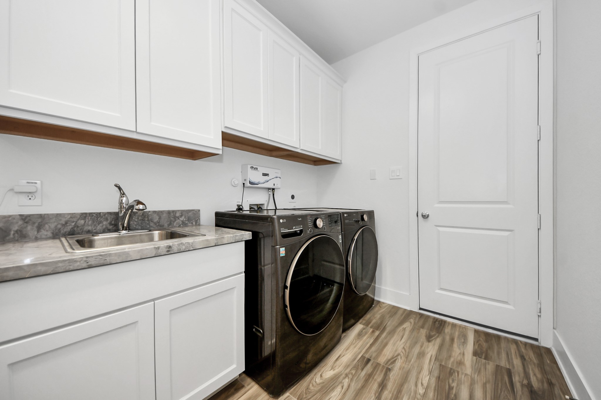 17355 Camillia Trail Conroe, TX 77302 - Photo 20 of 34 a utility room with sink dryer and washer